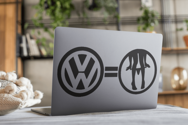 Automobilio lipdukas “Volkswagen ir kelnaitės”