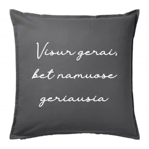 Pagalvė su užrašu "Visur gerai, bet namuose geriausia"