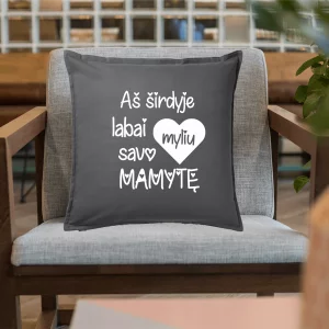 Pagalvė su užrašu "Aš širdyje labai myliu savo mamą"